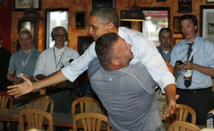 Le gérant d'une pizzeria de Floride, Scott Van Duzer, soulève le président américain, Barack Obama, à Fort Pierce, le 9 septembre 2012.