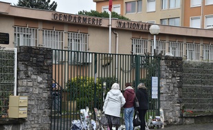 Dimanche, à Carcassonne, devant la caserne du Groupement de gendarmerie de l'Aude.