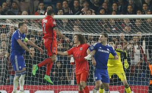 Thiago Silva inscrit le but de la qualification pour le PSG à Chelsea (2-2 ap) le 11 mars à Londres.