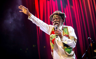 Bunny Wailer, ici lors d'un concert à Las Vegas en 2016, est mort le 2 mars 2021 à l'âge de 73 ans