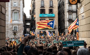 Des manifestants indépendantistes, dans les rues de Barcelone, le 27 octobre 2017.