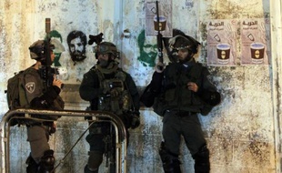 Des gardes-frontières israéliens participent à l'opération de recherche des trois jeunes disparus en Cisjordanie, le 22 juin 2014 à Ramallah