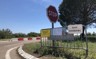 Les routes qui mènent à la commune sont fermées. De nombreux gendarmes et policiers montent la garde.