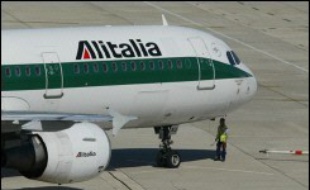 L'Etat italien a officiellement lancé vendredi un appel d'offres pour le rachat et la privatisation de la compagnie aérienne Alitalia, prévoyant la cession de la totalité de sa participation (49,9%) dans cette entreprise en grave difficulté financière.