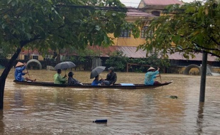 La ville de Hue est sous les eaux après le passage du typhon Damrey dans le centre du Vietnam.