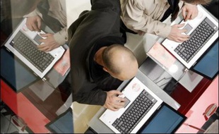 Les ordinateurs portables, devenus le format de prédilection du grand public, sont en passe de détrôner les PC de bureau, profitant du nomadisme des consommateurs conquis par des performances comparables à des prix de plus en plus abordables.
