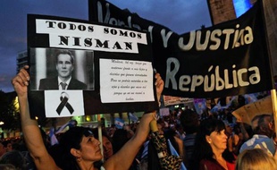 Une femme manifeste le 18 février 2015 à Rosario, au nord de Buenos Aires, en faveur du procureur Alberto Nisman, mort il y a un mois