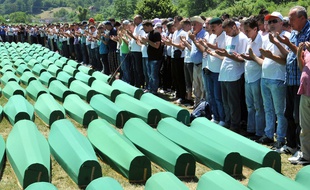 Des musulmans bosniaques qui ont survécu au massacre de Srebrenica, rendent hommage aux victimes inhumées lundi