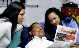 Capture d'écran d'une photogaphie du président vénézuélien Hugo Chavez entouré de ses deux filles, publiée par le ministre de l'Information, Ernesto Villegas, sur Twitter le 15 février 2013.