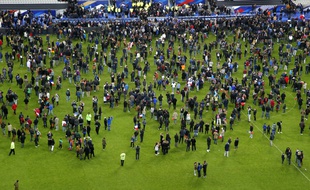 Des spectateurs se réfugient sur la pelouse après France-Allemagne, le 13 novembre 2015 au Stade de France.
