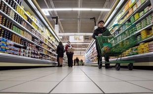 Les prix à la consommation sont repartis à la hausse (+0,3%) en février en France après avoir baissé de 0,5% le mois précédent, en léger ralentissement sur un an, à +1%, selon les chiffres publiés mercredi par l'Insee.