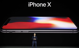 Le patron d'Apple, Tim Cook, présente l'iPhone X, le 12 septembre 2017.