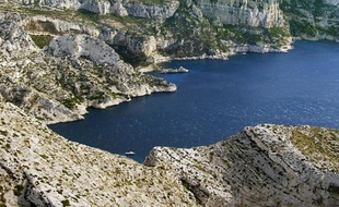 Vue partielle d'une calanque près de Marseille en 2003