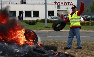 Des salariés de Toyota protestent contre leur direction devant le site d'Onnaing, près de Valenciennes, le 17 avril 2009.