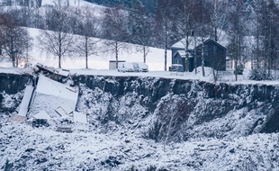A Gjerdrum, à 25 km au nord-est d'Oslo, la terre s'est affaissée tôt le 30 décembre, entraînant avec elle une dizaine de maisons et 31 logements, et causant l'évacuation d'un millier de personnes.