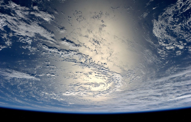 L'HUMANITÉ CONTRE LE VIVANT ? ET LE CAPITAL ? 640x410_terre-vue-espace
