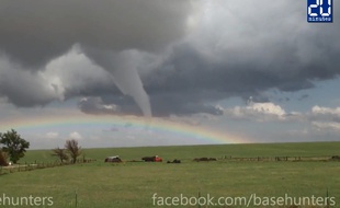 Une tornade traverse un arc-en-ciel dans le Colorado le 9 mai 2015.