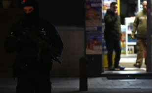 Schaerbeek (Belgique), le 22 mars 2016. Des policiers perquisitionnent la planque des terroristes de Bruxelles.
