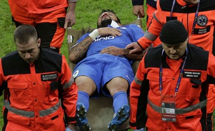 Matheus sort blessé de la finale de la Ligue Europa le 26 mai 2015.