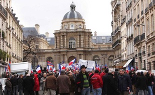 Des Français d'origine arménienne manifestent devant le Sénat le 23 janvier 2012.