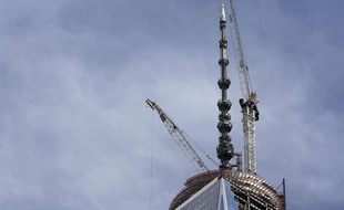 Installation de la flèche sur le One World Trade Center le 10 mai 2013.