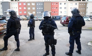 Des agents de la BRI sécurisent le quartier Ozanam à Carcassonne, pendant la perquisition du domicile de Radouane Lakdim, le 23 mars 2018.