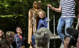 Abraham Poincheval, lors de sa sortie de L'Homme-Lion, sept jours après y être entré.