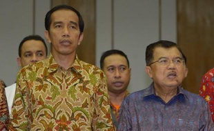 Le nouveau président indonésien Joko Widodo (g) et le vice-président Jusuf Kalla (d), chantent l'hymne national après l'annonce du scrutin, le 22 juillet 2014 à Jakarta