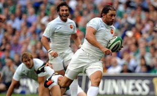 Cédric Heymans part à l'essai contre l'Irlande encouragé par Maxime Médard, le 20 août 2011 à Dublin.