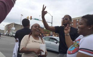 Des manifestants célèbrent le 1er mai 2015 à Baltimore, dans le Maryland, l'annonce des poursuite engagées à l'encontre de six policiers dans le cadre de l'enquête pour la mort du jeune Noir Freddye Gray alors qu'il était en état d'arrestation