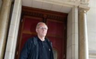 Bernard Sainz, jugé près de dix ans après les faits pour trafic et administration de substances dopantes, s'est présenté mercredi comme un "spécialiste de l'antidopage" ayant tenté de contrecarrer les effets délétères des produits "massivement prescrits" par les médecins des équipes cyclistes.