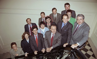 Dans une autre vie, Manuel Valls et Jean-Luc Mélenchon étaient tous deux jeunes rocardiens. (Bureau national du PS, 24 octobre 1993, entourant Michel Rocard)