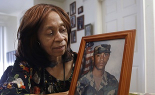 La mère d'Isaiah Peoples, montre une photo de son fils prise lorsqu'il était dans l'armée.