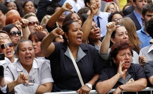 Des femmes de chambre manifestent devant le tribunal de New York où se tient l'audience de Dominique Strauss-Kahn, le 6 juin 2011.