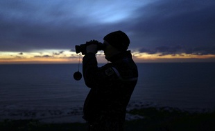 Un gendarme surveille les côtes française près de Calais en janvier 2019
