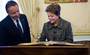 La présidente du Brésil, Dilma Rousseff, a annoncé mercredi la construction d'au moins 800 aéroports régionaux dans ce pays aux dimensions continentales, lors d'un séminaire avec des entrepreneurs français à Paris.
