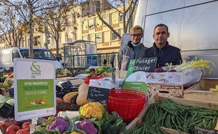 Olivier Ceyte sur le marché de Salon-de-Provence en décembre 2020
