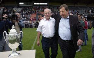L'ancien président de l'AJ Auxerre, Jean-Claude Hamel, avec Guy Roux, après la finale de la Coupe de France remportée par l'AJA en 2005.