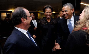 Barack et Michelle Obama saluent François Hollande et Valérie Trierweiler, à Johannesburg en Afrique du Sud, en marge de la cérémonie d'hommage à Nelson Mandela, le 10 décembre 2013.