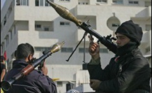 Un nouveau cessez-le-feu entre groupes palestiniens rivaux semblait se consolider jeudi après des violences partisanes meurtrières à Gaza, où des centaines de Palestiniens ont manifesté contre l'insécurité