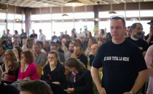 Des ouvriers du site de Total à La Mède se réunissent à l'appel de la CGT pour contre la restructuration du site, le 17 avril 2015