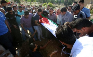 Enterrement du corps d'Omar al-Hayari, l'un des cinq membres des services de renseignements jordaniens tués lundi dans une "attaque terroriste" dont le gouvernement affirme avoir arrêté l'auteur