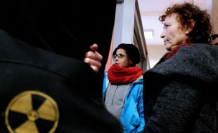 Le tribunal correctionnel de Troyes s'est déclaré mardi "incompétent", dans le procès de neuf militants de Greenpeace qui s'étaient introduits dans la centrale nucléaire de Nogent-sur-Seine (Aube) en décembre 2011, renvoyant la balle au parquet.