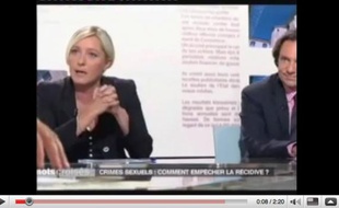 Capture d'écran de l'émission Mots croisés du 5 octobre 2009, au cours de laquelle Marine Le Pen a accusé Frédéric Mitterrand d'être pédophile.