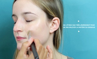 Un correcteur permet d'effacer les rougeurs et les petites imperfections.
