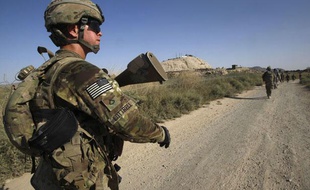 Des soldats de l'armée américaine patrouillent dans le village de Chariagen, dans la province de Kandahar, en Afghanistan, le 22 juin 2011.