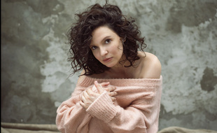 L'autrice, compositrice et interprète, par ailleurs gagnante de The Voice All Stars, Anne Sila.