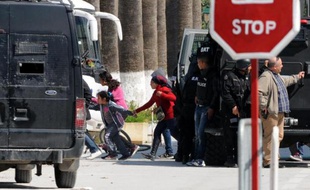 Des personnes sont évacuées lors de l'attaque du musée Bardo à Tunis, le 18 mars 2015