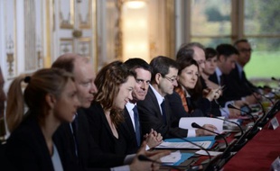 Le premier ministre s'adresse aux principaux représentants de groupes Internet et des réseaux sociaux sur la lutte contre le terrorisme, le 3 décembre 2015 à Paris