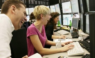 Les marchés européens ont nettement rebondi lundi, après une semaine de débâcle historique, alors que les pays de la zone euro commençaient à détailler leurs plans d'aide aux banques dans le cadre d'une réponse mondiale à la crise financière.